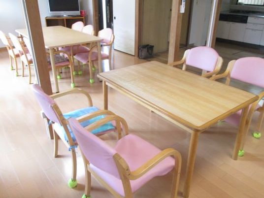 陽光が注ぐダイニングルーム
