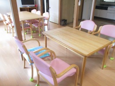 陽光が注ぐダイニングルーム