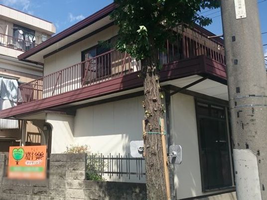 看板のある外観
