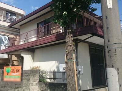 看板のある外観