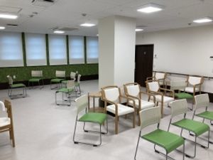 明るいラウンジの空間