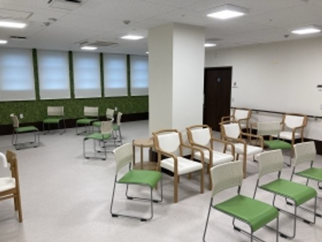 明るいラウンジの空間 ラウンジ 広々とした明るい空間でリラックスできます。さまざまなスタイルの椅子が用意されています。