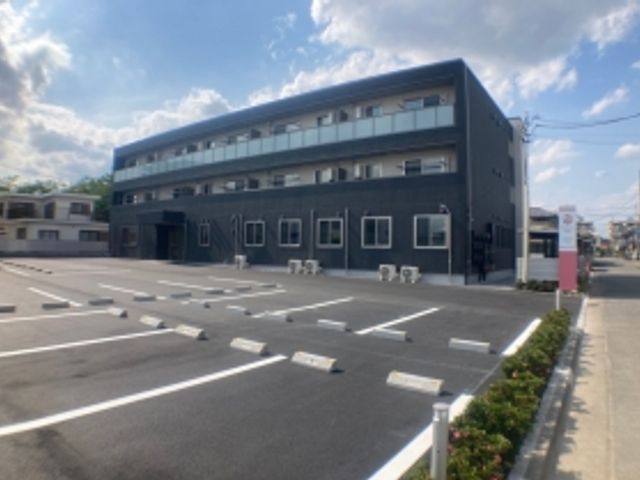 モダンな外観 外観 広々とした駐車場を備えたモダンな建物です。スタッフや訪問者にも優しい環境となっています。