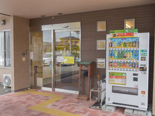 施設入口と自動販売機