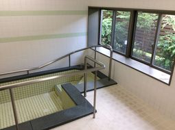 手すり付き階段の浴室