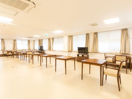 明るく広々とした食堂