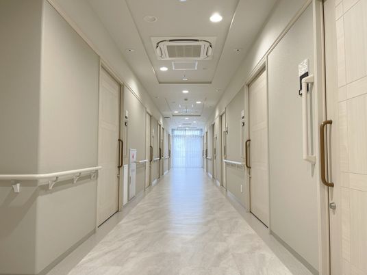 ゆったり通路の明るい廊下