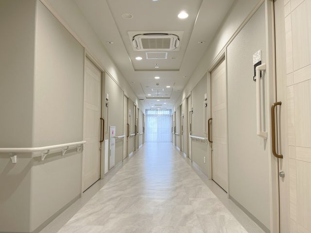 ゆったり通路の明るい廊下 廊下 手すり付きの廊下は明るく清潔感があり、安心して歩ける配慮がされています。