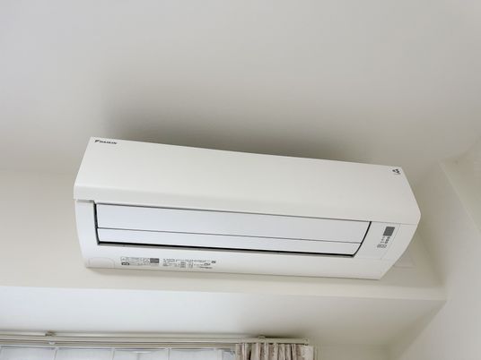 壁に取り付けられたエアコン