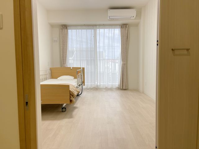ゆったりした居室 居室 明るく開放的な空間の居室です。掃除が行き届いており、心地よい生活をサポートします。