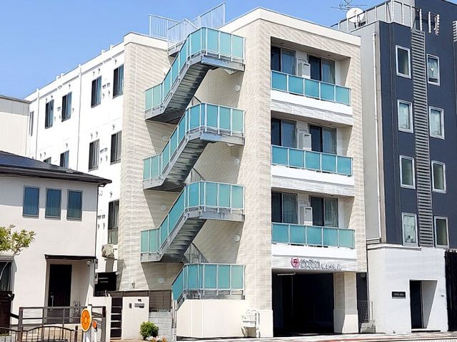 清潔感のある建物の外観 外観 モダンなデザインの外観は、都市に溶け込む洗練された印象を与えています。スタッフとして活躍する場所として魅力的です。