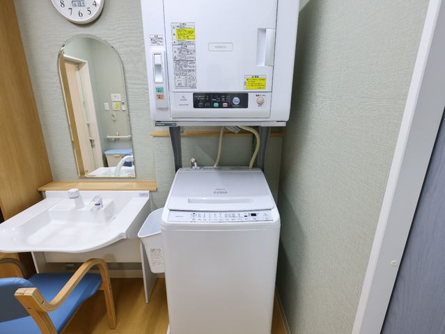 洗濯機と洗面台の設備 共有スペース 設備が整った清潔な洗面スペースです。日々の身の回りのお手入れに必要な機能が充実しています。