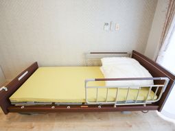 落下防止柵付きの居室ベッド