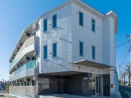 明るい外観の建物正面