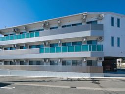 白い建物の外観