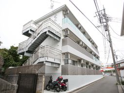 多階層の建物の外観