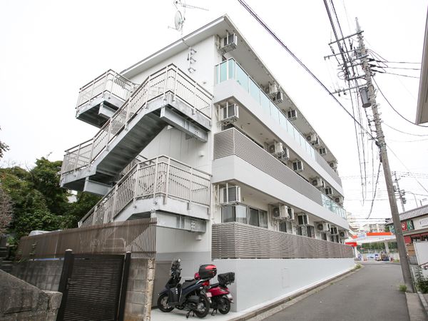 多階層の建物の外観