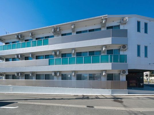 白い建物の外観