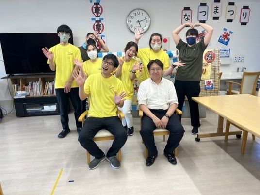 楽しげな職員の集まり  