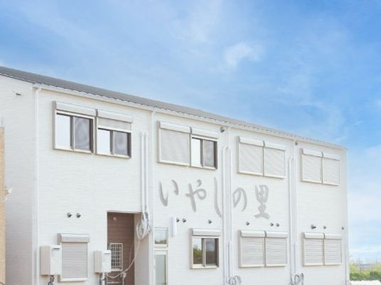 白い建物の外観  