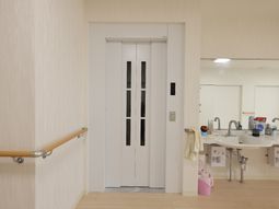 清潔なエレベーターの扉