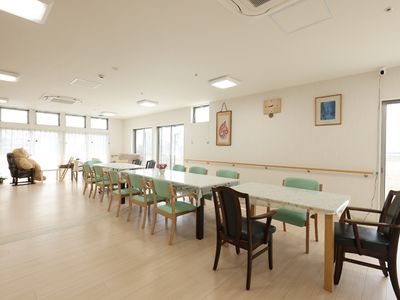 広々とした明るい食堂空間