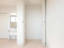 明るい居室と洗面台