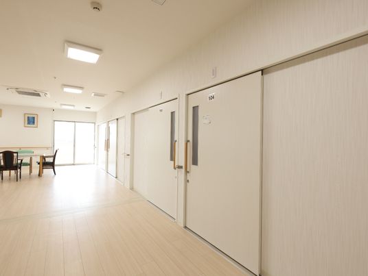 明るい廊下と部屋の入口