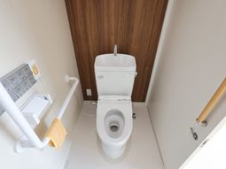 清潔なトイレの内観