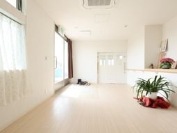 明るい待合室の風景