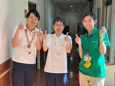 スタッフ微笑む廊下
