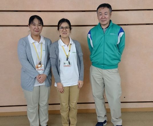 笑顔のスタッフと見学者