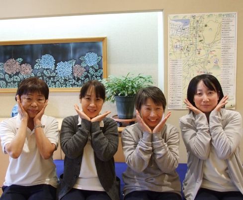 笑顔の女性たちの様子