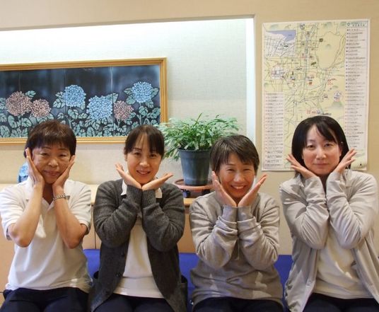 笑顔の女性たちの様子