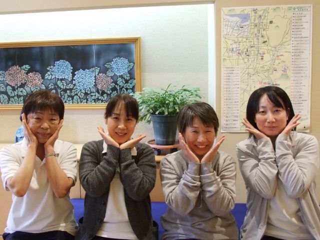笑顔の女性たちの様子 スタッフイメージ 和やかな雰囲気の中で、スタッフの皆さんが笑顔を見せています。職場の温かさを感じられるひとときです。