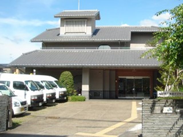 施設の外観 外観   ゆったりした車寄せのある落ち着いた外観です。送迎車の停車もしやすそうで、働く場としても動線が分かりやすい印象です。
