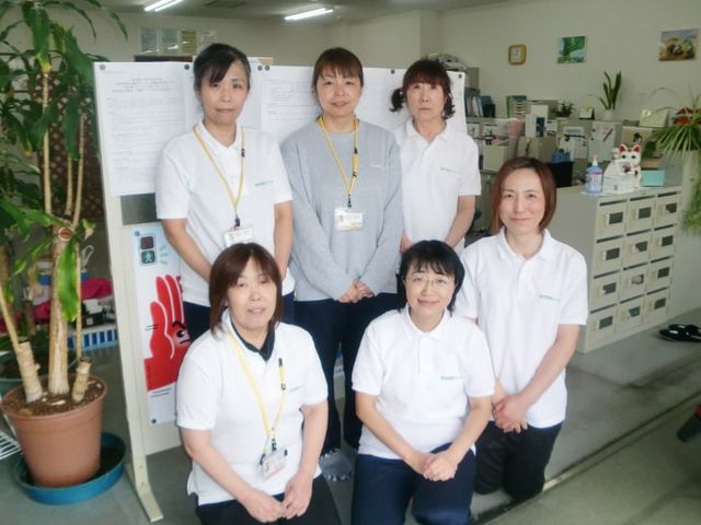 スタッフの集合写真 スタッフイメージ スタッフの皆さんが笑顔で働く温かい雰囲気です。人間関係が良好で働きやすい職場環境を感じさせます。