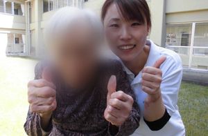 笑顔で親指を立てた人々中庭  