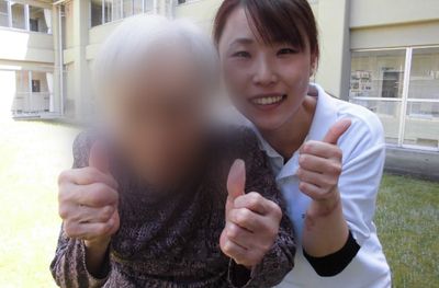笑顔で親指を立てた人々中庭