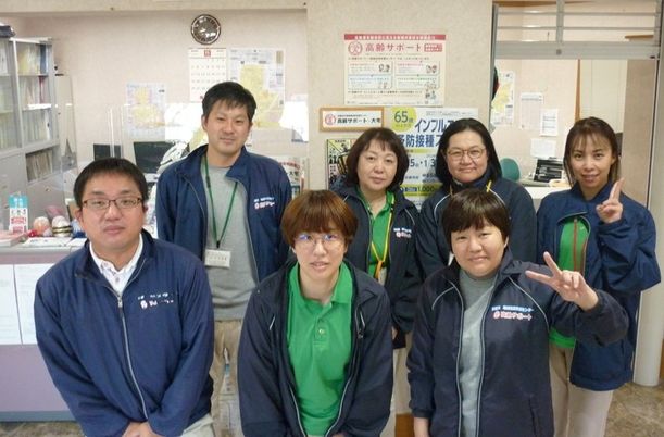 笑顔のスタッフ集合写真