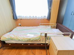 居室のベッドとナイトテーブル