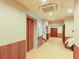 明るい廊下の風景