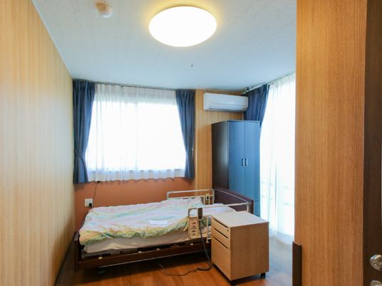 明るい居室の一角