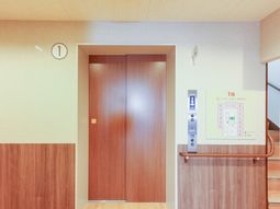 清潔なエレベーター前