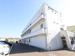 白壁の建物と駐車場