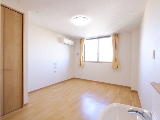 明るい居室の一角