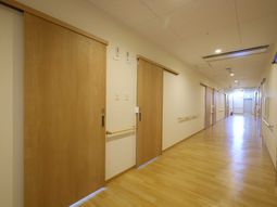 清潔感ある廊下の風景