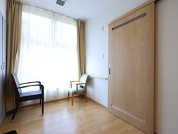 明るい居室の一角