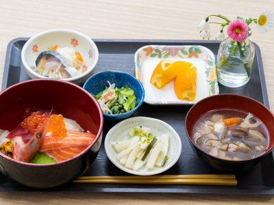 彩り豊かな料理の食堂