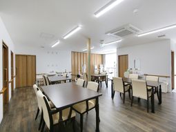 明るい食堂の様子